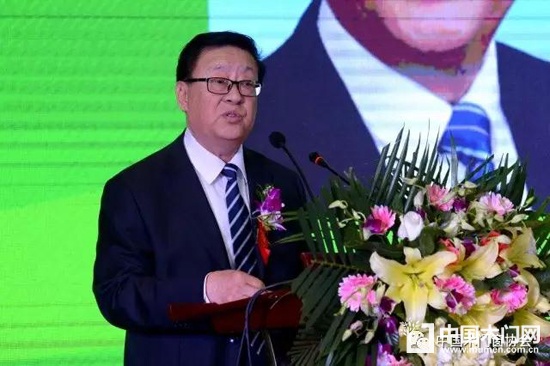 中國木材與木制品流通協(xié)會(huì)木門窗專業(yè)委員會(huì)會(huì)長張國林