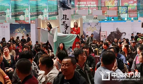 “俠女”與現場消費者精彩互動