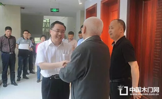 黨委書記劉傳清和王連志總站長深切握手