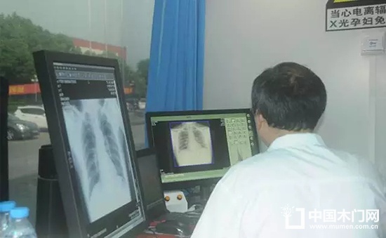 醫生正在查看檢查結果
