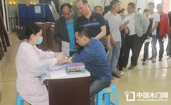 整齊有序的排隊