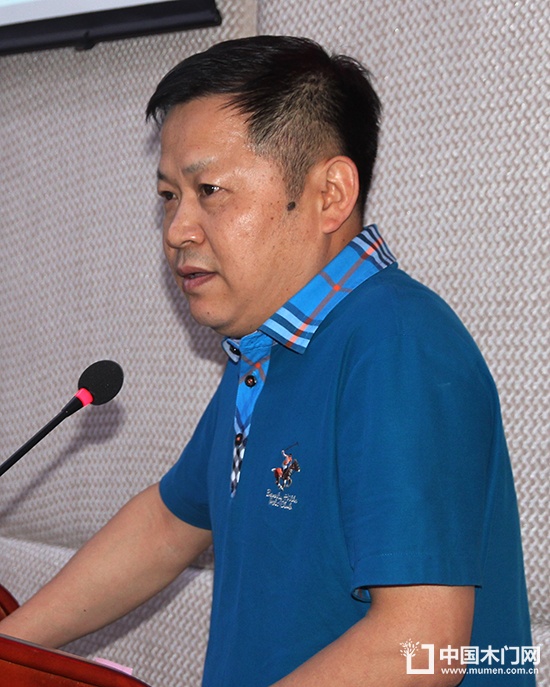 重慶環保局法規處處長高正華在知識講座上講課