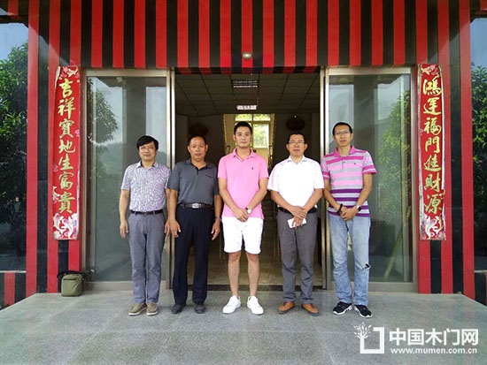 河北和浙江木門(mén)企業(yè)對(duì)重慶部分企業(yè)進(jìn)行了考察