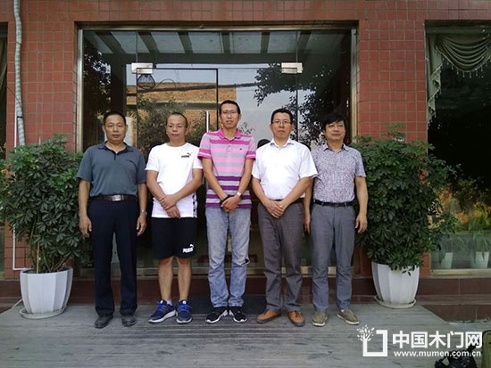 河北和浙江木門(mén)企業(yè)對(duì)重慶部分企業(yè)進(jìn)行了考察