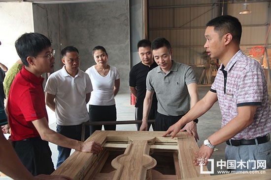 河北和浙江木門(mén)企業(yè)對(duì)重慶部分企業(yè)進(jìn)行了考察
