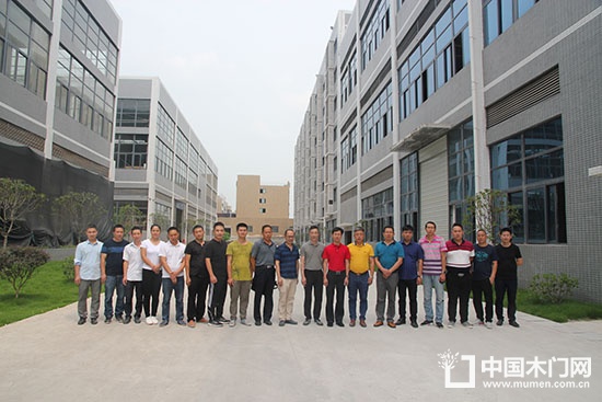 河北和浙江木門(mén)企業(yè)對(duì)重慶部分企業(yè)進(jìn)行了考察