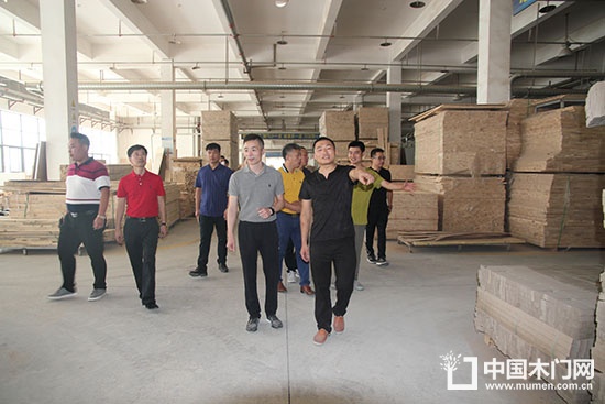 河北和浙江木門(mén)企業(yè)對(duì)重慶部分企業(yè)進(jìn)行了考察