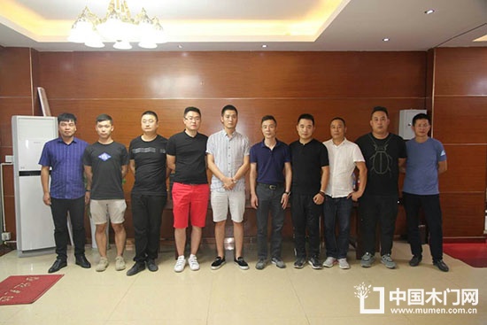 河北和浙江木門(mén)企業(yè)對(duì)重慶部分企業(yè)進(jìn)行了考察