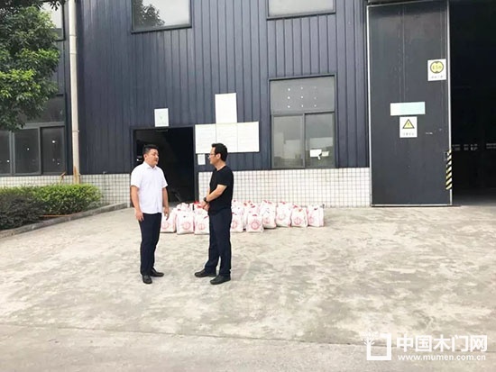 雙羽木門