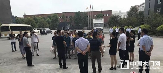 雙羽木門