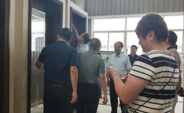 湖北省房地產協會及房產開發企業蒞臨千川木門湖北生產基地調研