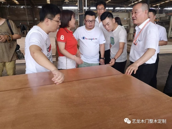 南昌豪宅設計精英團隊蒞臨藝龍參觀考察