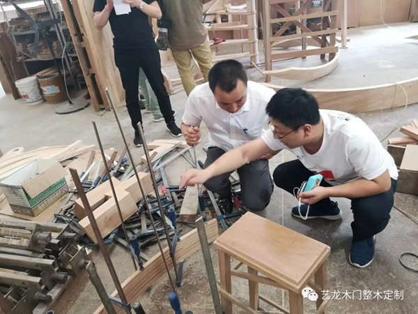 南昌豪宅設計精英團隊蒞臨藝龍參觀考察