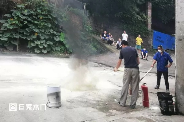 巨秀木門(mén)：開(kāi)展應(yīng)急消防演練，樹(shù)立全員防范意識(shí)