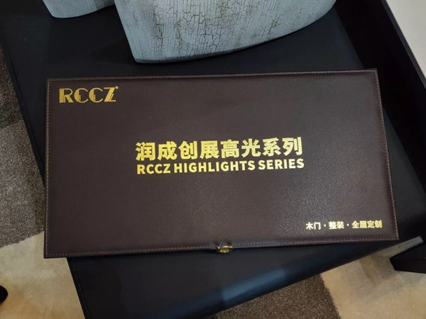 這個夏天，潤成創展帶你玩轉UV板色彩！