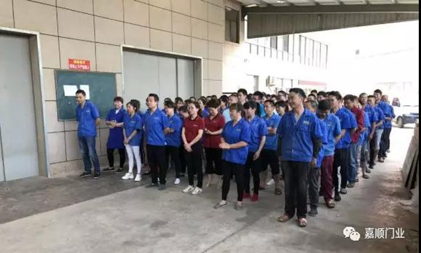 贏戰市場：【嘉嘉木門/全屋定制】員工月度大會隆重召開！