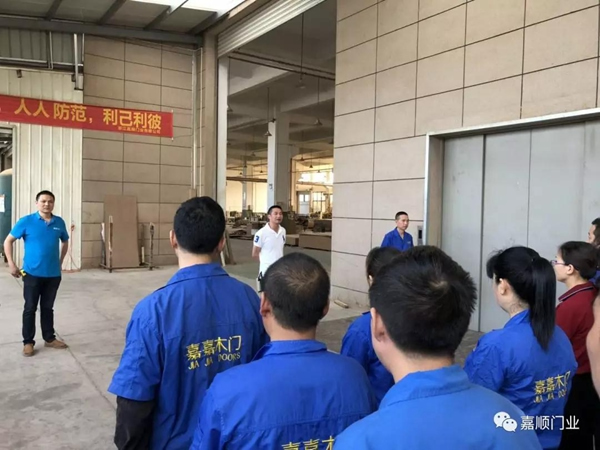 贏戰市場：【嘉嘉木門/全屋定制】員工月度大會隆重召開！