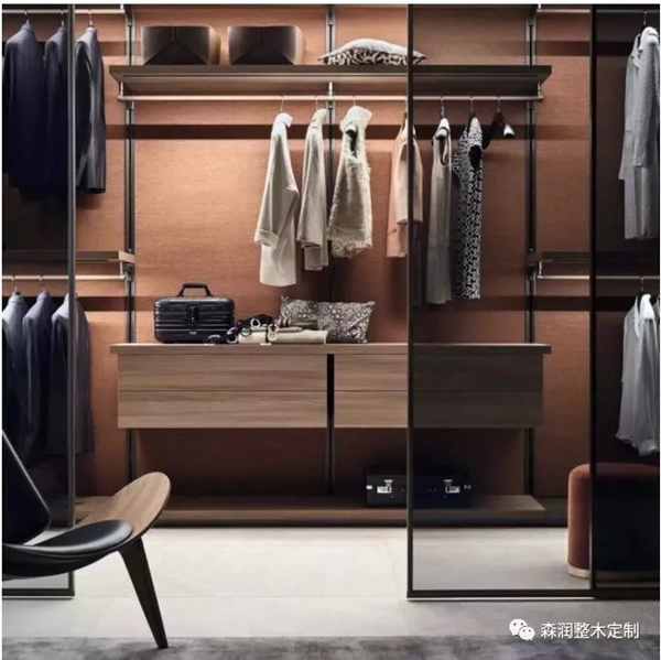 森潤整木定制：現代輕奢掛墻式衣帽間設計應用全面解析！