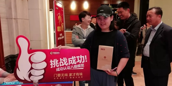 大自然木門首屆嗅覺挑戰賽，大伙們在“聚眾聞香”！