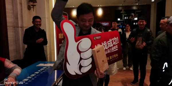 大自然木門首屆嗅覺挑戰賽，大伙們在“聚眾聞香”！