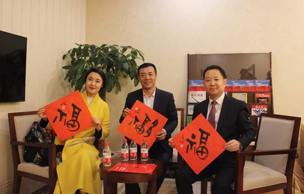 尚品本色：一副春聯一份祝福，送福到北京站！