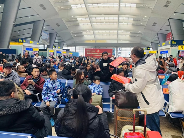 尚品本色：一副春聯一份祝福，送福到北京站！