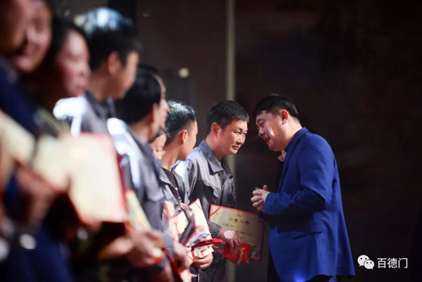 “新動(dòng)能 新征程 新跨越”百德木門2019運(yùn)營(yíng)商年會(huì)完美收官