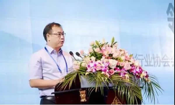 浙江王牌門業有限公司董事長 何利明