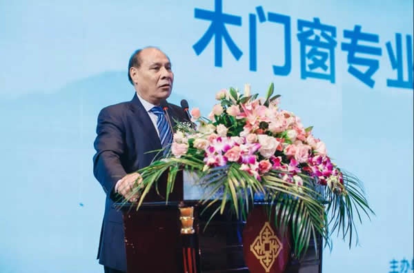 中國木材與木制品流通協會木門窗專業委員會會長關潤開