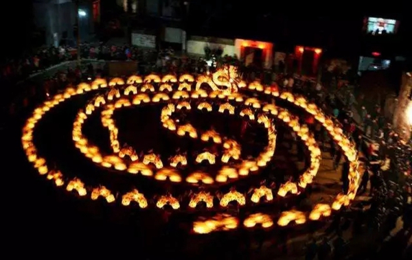 永佳無(wú)漆木門(mén)祝大家元宵佳節(jié)月圓人安！