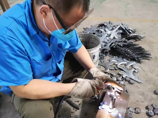 艾奎斯別墅大門：只做手工鐵藝，做好手工鐵藝