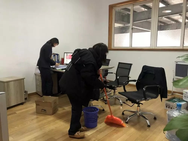 兔寶寶木門正在進行一場熱火朝天的大掃除行動