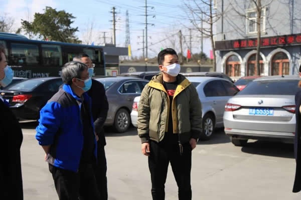 溫江區領導親切關懷，千川木門復工工作開展
