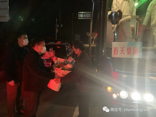 春天集團為保證員工人身安全 啟動“包車接員工”行動
