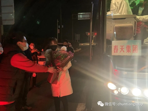 春天集團為保證員工人身安全 啟動“包車接員工”行動