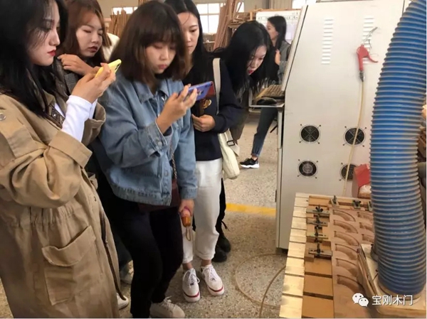 寶剛整木定制迎來青島理工大學的學生參觀