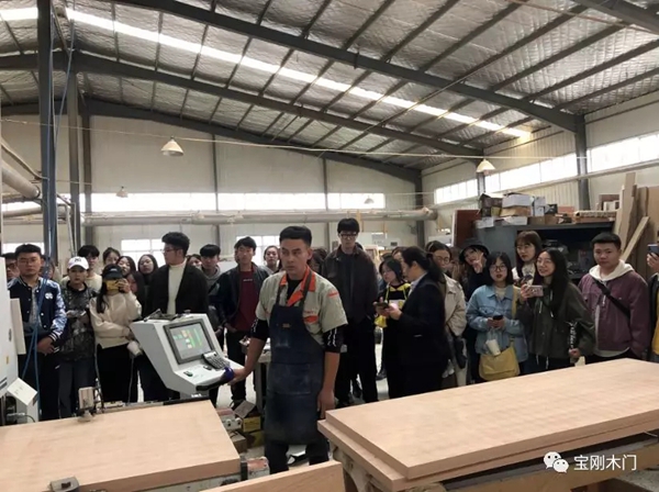 寶剛整木定制迎來青島理工大學的學生參觀