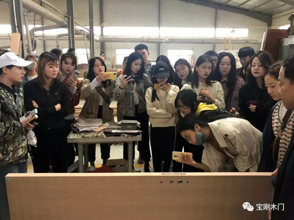 寶剛整木定制迎來青島理工大學的學生參觀