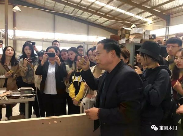 寶剛整木定制迎來青島理工大學的學生參觀