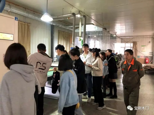 寶剛整木定制迎來青島理工大學的學生參觀