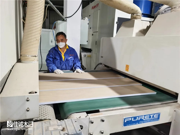 佳誠鈺景木門：新型UV生產(chǎn)線和重砂機 打造更高產(chǎn)品質(zhì)量