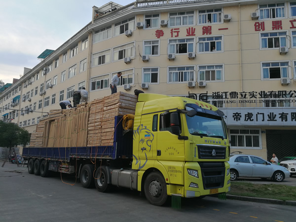 哇！這一整車的鑄鋁門運往何處？