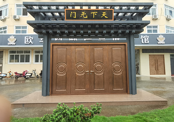 長期在露天風吹日曬雨淋的歐華尊邸鑄鋁大門會褪色嗎？
