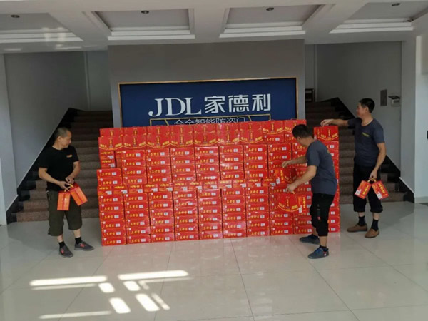 家德利門業給員工送去清涼
