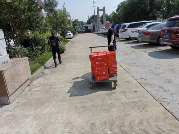 家德利門業給員工送去清涼