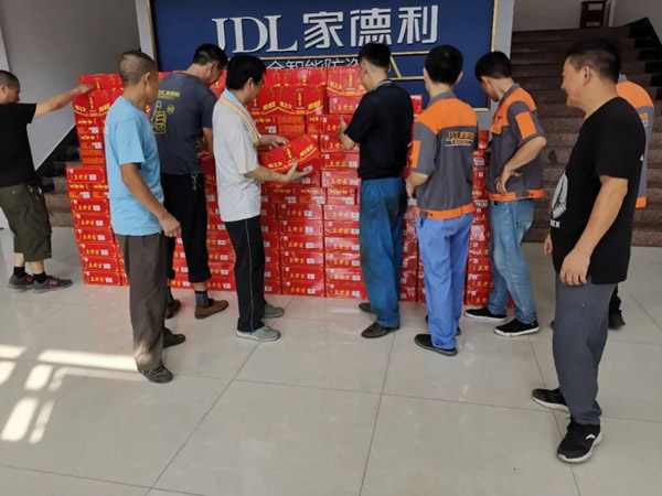 家德利門業給員工送去清涼