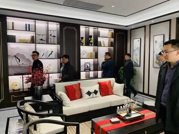 居然全國店總考察團蒞臨廣千總部參觀交流
