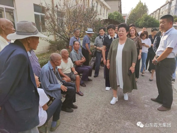 山東霞光集團(tuán)慰問敬老院并舉行捐贈活動