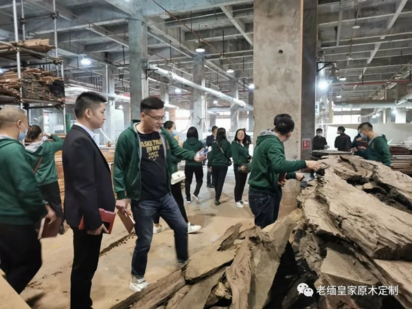 老緬皇家原木定制 | 貴陽以及武漢團隊抵達重慶定制工廠進行參觀學習交流