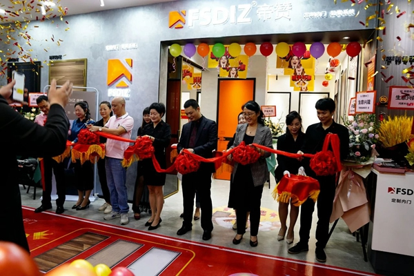 帝贊深圳龍崗店盛大開業(yè)！專業(yè)定制輕奢鋁木門